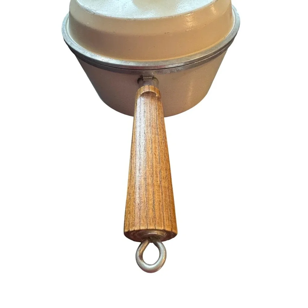 Vintage Club Aluminum Tan Enamel Saucepan with Lid and‎ Faux Wood Handle MCM